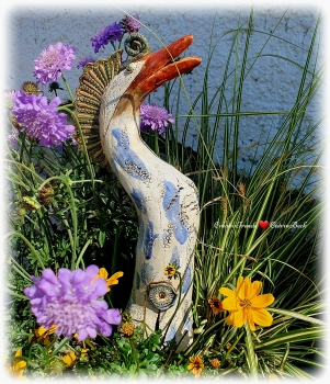Keramik Märchenvogel 2 tlg. Steinzeug Vogel + Ammonitenrüssel Handarbeit Gartenkeramik Unikat