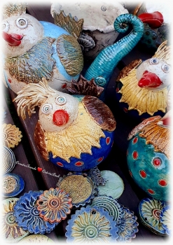 Sturmfrisur Perückenvogel Keramik Vogel getöpferter Gartenstecker Zaunhocker frostfest