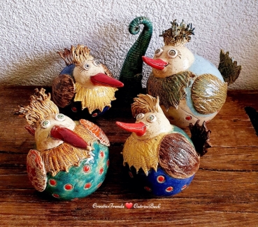 Sturmfrisur Perückenvogel Keramik Vogel getöpferter Gartenstecker Zaunhocker frostfest
