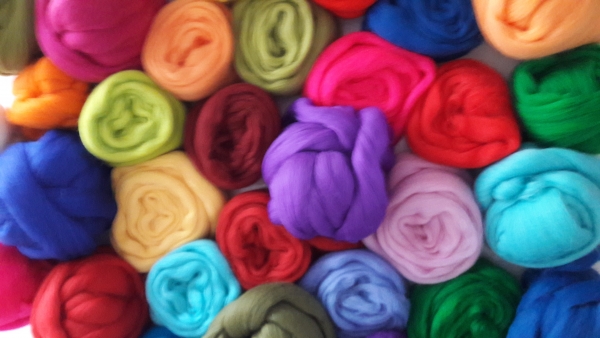 Feine Kammzug Schurwolle in schönen Farben