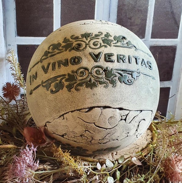 getöpferte Gartenkugel - in vino veritas - Im Wein liegt die Wahrheit