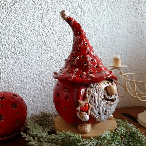 Verkauft - Bestellung möglich - Keramik Wichtel Manfred der II Lichterhaus Windlicht Keramik Häuschen Weihnachtsmann